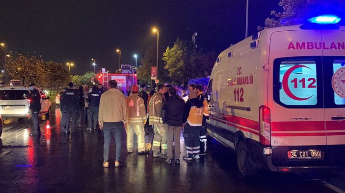 Pendik Sahil yolunda otomobil park halindeki kamyonete çarptı: 4 yaralı -2