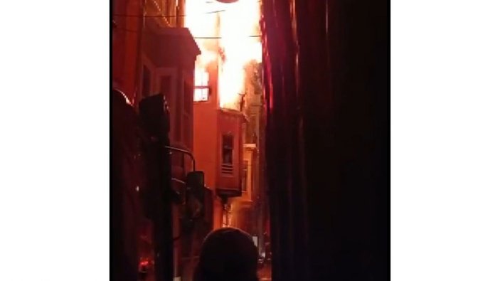 Fatih'te 4 katlı binada yangın