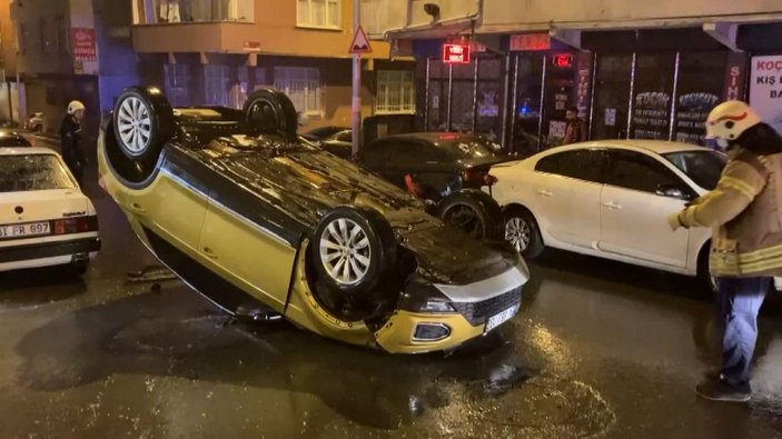 Esenler'de otomobil sokak arasında takla attı: Kaza anı kamerada -7