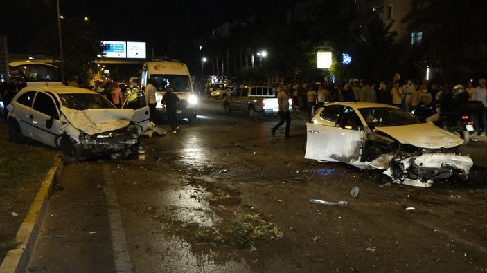 Antalya'da karşı şeride geçen otomobil 2 araca çarptı: 4 yaralı