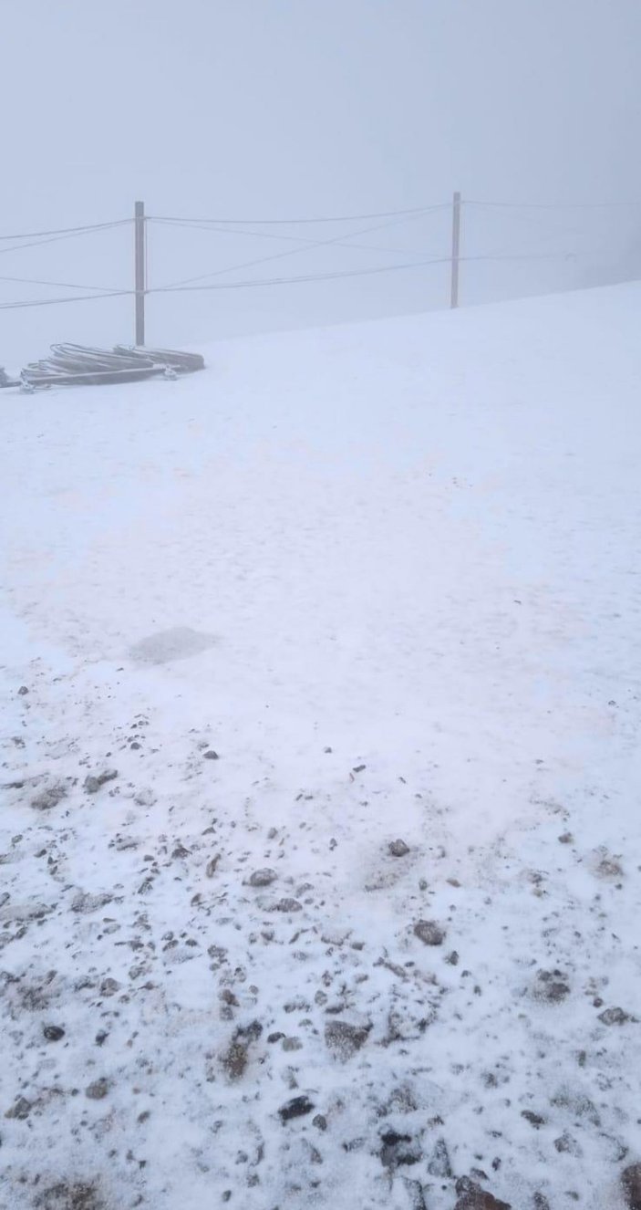 Yüksekova’nın yüksek kesimlerine mevsimin ilk karı yağdı -2