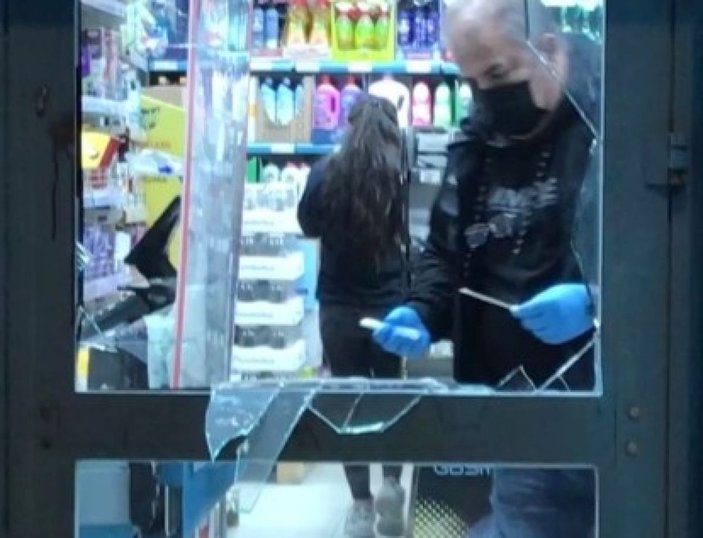 Markete kilitlenen hırsız eliyle camı kırıp kaçtı -2