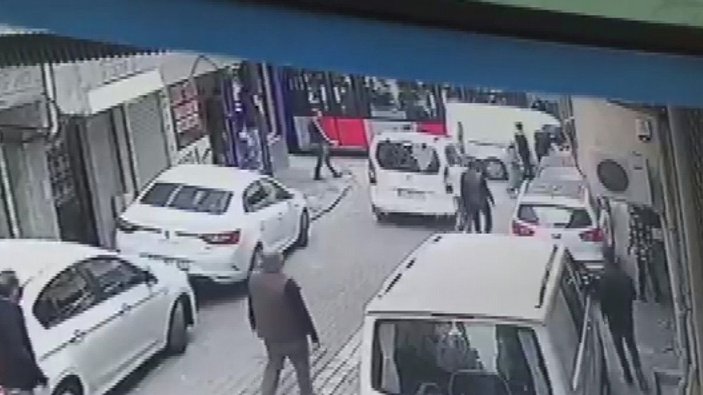 Zeytinburnu'nda tramvay kazası kamerada -5