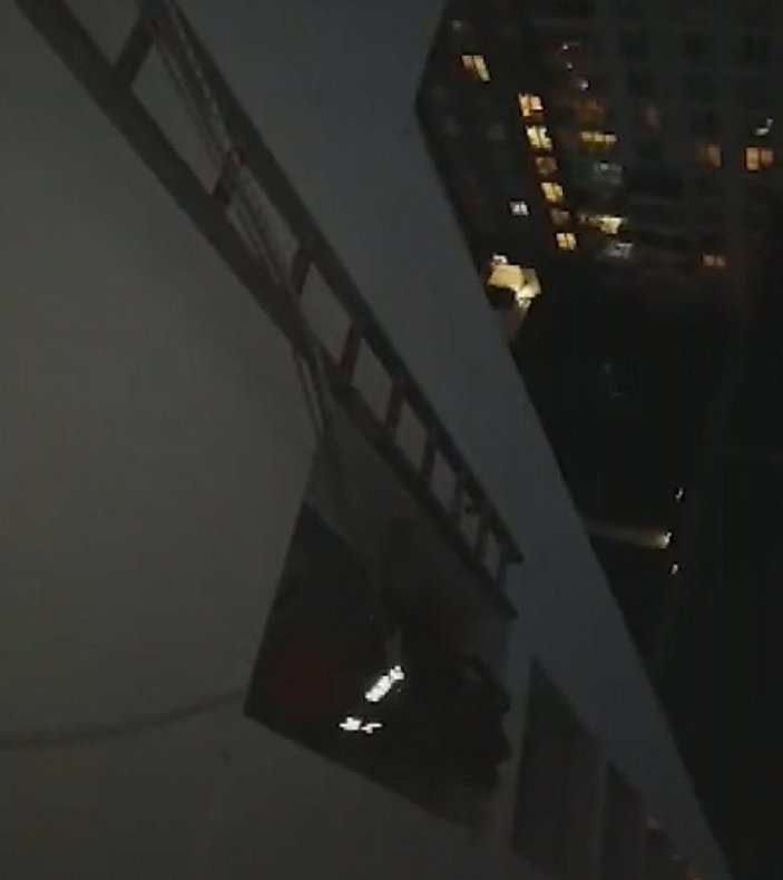 21. kattaki pencerede sıkışan kerkenez kurtarıldı -4
