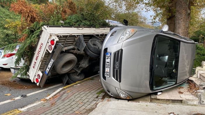 Sarıyer’de freni boşalan kamyonet, park halindeki araçlara çarptı