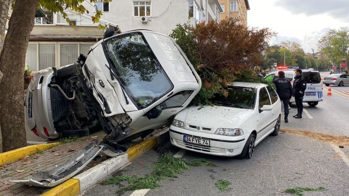 Sarıyer’de freni boşalan kamyonet, park halindeki araçlara çarptı