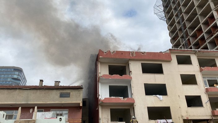 Devriye gezen polisler yangını fark etti; bina sakinleri tahliye edildi -8