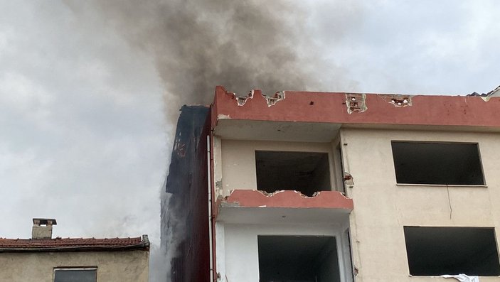 Devriye gezen polisler yangını fark etti; bina sakinleri tahliye edildi -7