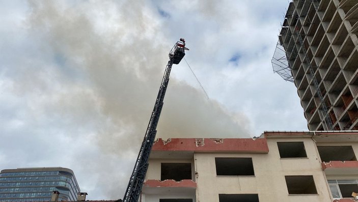 Devriye gezen polisler yangını fark etti; bina sakinleri tahliye edildi -5