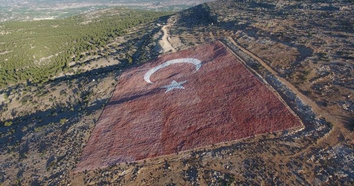 Zemine işlenmiş en büyük Türk bayrağı boyanıyor -6