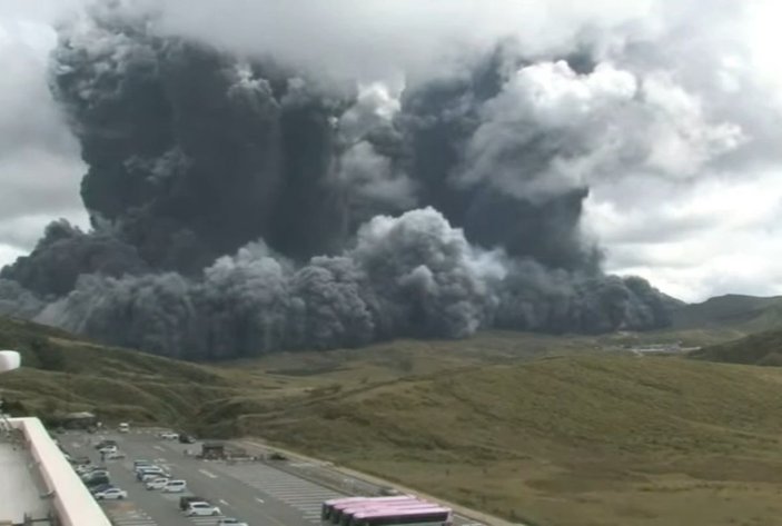 Japonya’da Aso Yanardağı’nda patlama