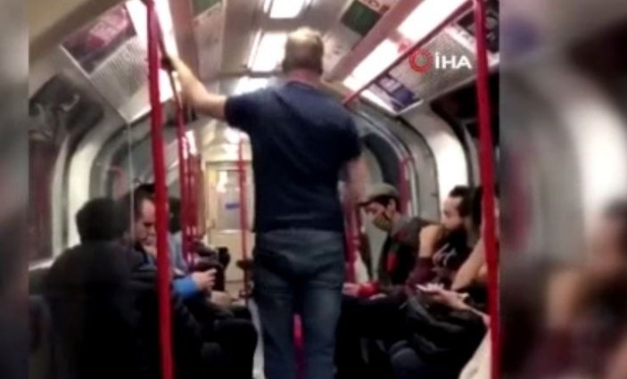 Metroda Asyalı kadına saldırmaya çalışan adama yolcular müdahale etti -1