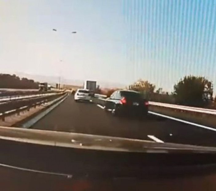 Hadımköy'de iki otomobil sürücüsü yarışırken böyle kaza oldu -1