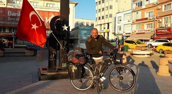 Almanya'dan Türk bayrağı ve bisikletiyle yola çıkan gezgin Gelibolu’ya ulaştı -1