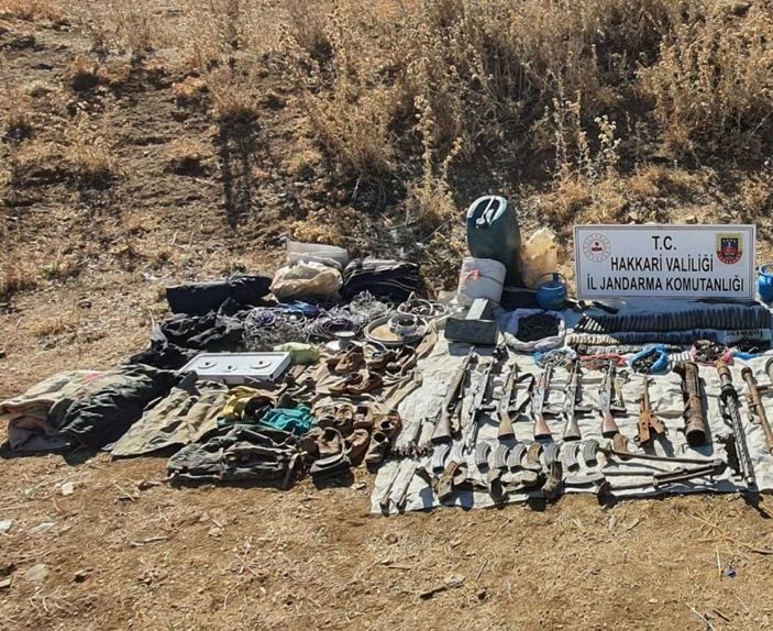 d Hakkari'de, sığınakta PKK cephaneliği ele geçirildi -1