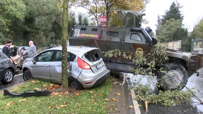 Sarıyer'de zırhlı polis aracı 6 araca çarptı: 3 yaralı  -6