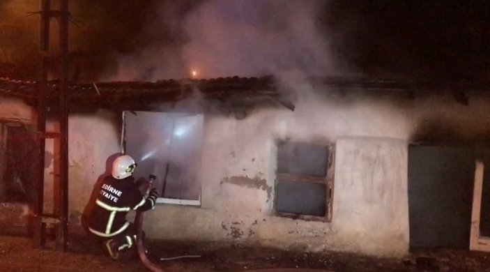Edirne'de yangın: Güvercinler kafesten çıkarılıp salındı