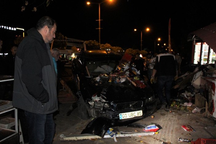 Amasya'da kontrolden çıkan otomobil büfeye daldı