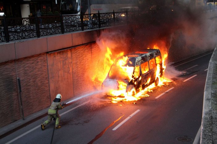 Ek fotoğraflar//Şişli'de servis minibüsü alev alev yandı -2