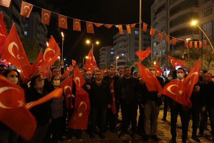 Diyarbakır'da '29 Ekim' coşkusu: 160 metre uzunluğunda Türk bayrağıyla fener alayı -9