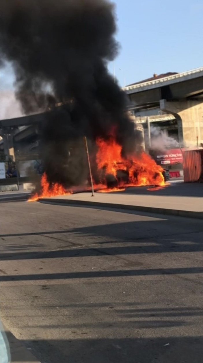 Kadıköy’de yanan otomobili arkasına alıp selfie çekti -4