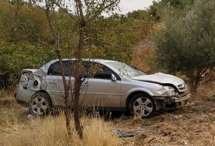Otomobil şarampole devrildi; sürücü, eşi ve çocuğu yaralandı -1