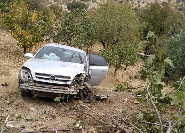 Otomobil şarampole devrildi; sürücü, eşi ve çocuğu yaralandı -2