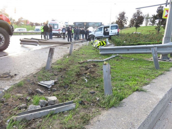 Ümraniye'de hafif ticari araç takla attı, 4 kişi yaralandı -2