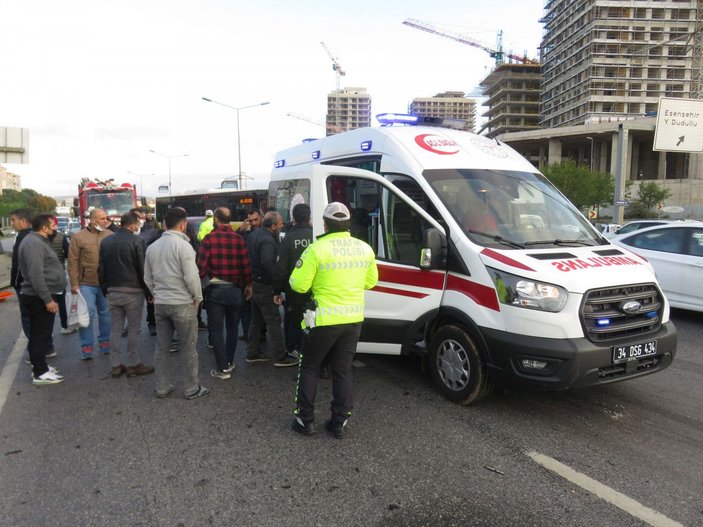 Ümraniye'de hafif ticari araç takla attı, 4 kişi yaralandı -7