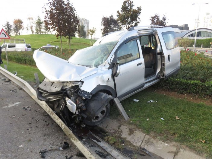 Ümraniye'de hafif ticari araç takla attı, 4 kişi yaralandı -9