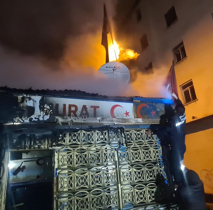 Alevlerin arasındaki Türk bayraklarını yanmadan aldılar -3