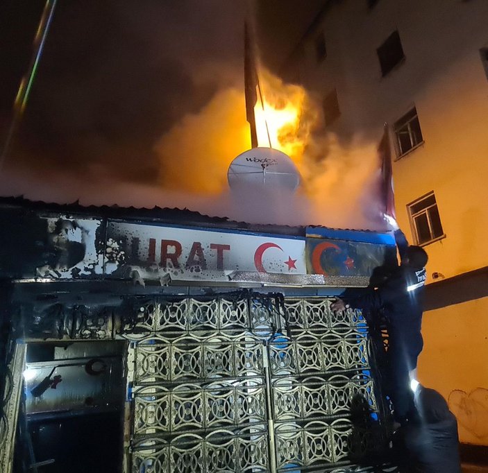 Alevlerin arasındaki Türk bayraklarını yanmadan aldılar -8
