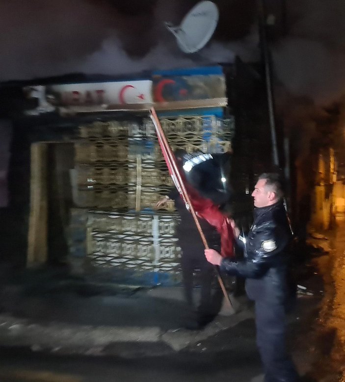Alevlerin arasındaki Türk bayraklarını yanmadan aldılar -6