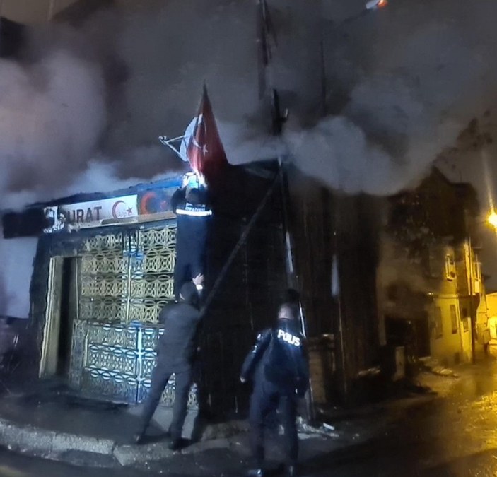 Alevlerin arasındaki Türk bayraklarını yanmadan aldılar -7