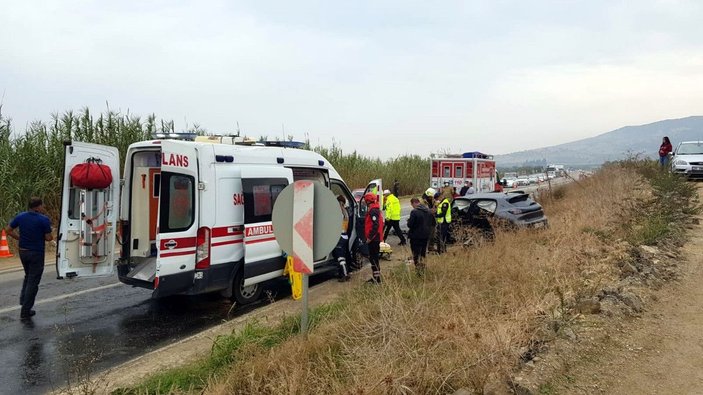 İzmir'de iki otomobil kafa kafaya çarpıştı: 3 ölü, 3 yaralı -5