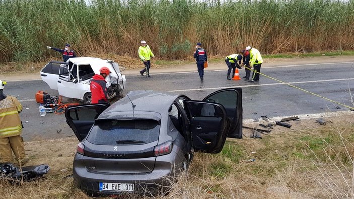 İzmir'de iki otomobil kafa kafaya çarpıştı: 3 ölü, 3 yaralı -1