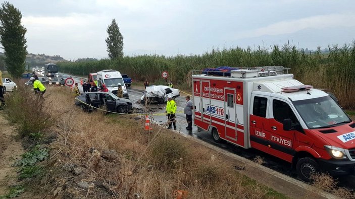 İzmir'de iki otomobil kafa kafaya çarpıştı: 3 ölü, 3 yaralı -4