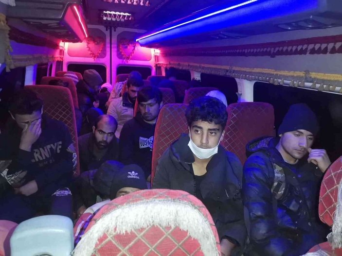 Bitlis’te 64 kaçak göçmen yakalandı -1
