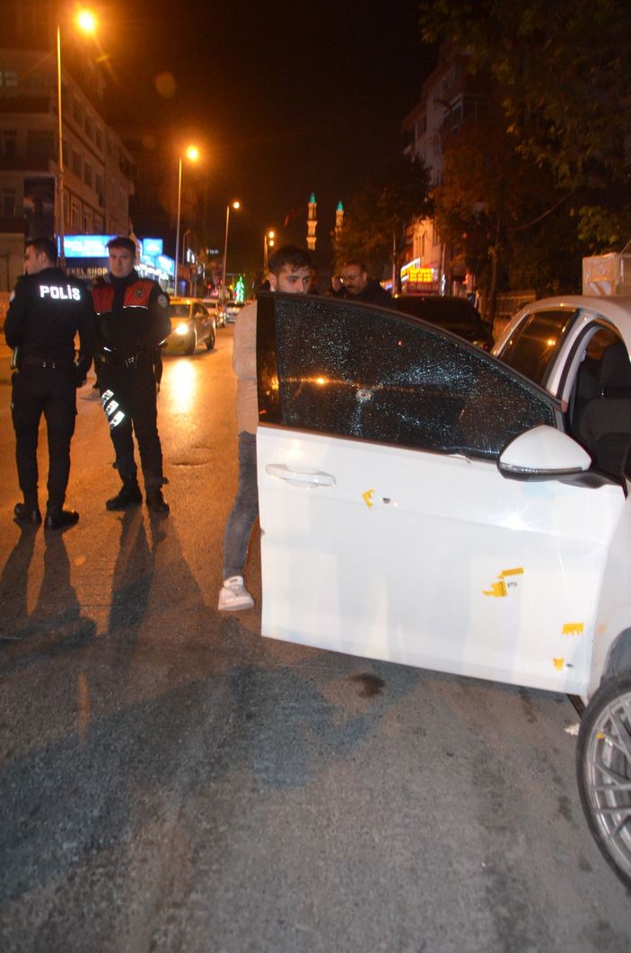 Avcılar'da otomobili kurşunladılar -4