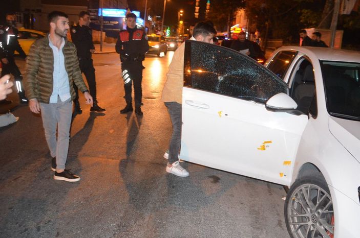 Avcılar'da otomobili kurşunladılar -1