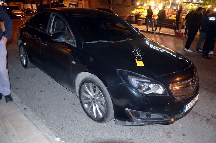 Avcılar'da otomobili kurşunladılar -2
