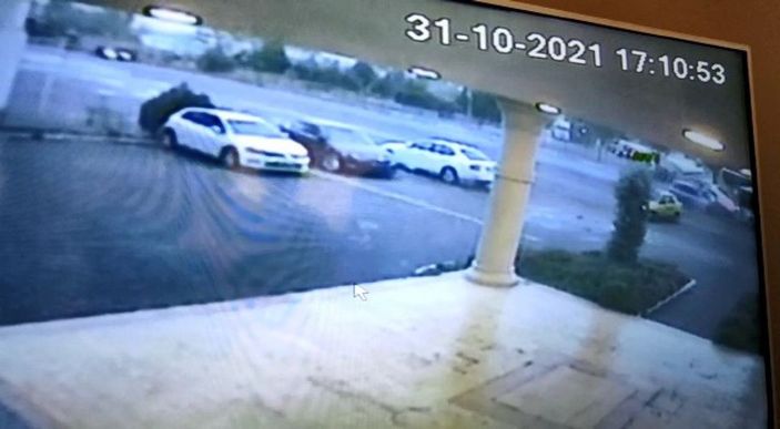 Otomobil, kırmızı ışıkta bekleyen araca çarptı; kaza kamerada -3