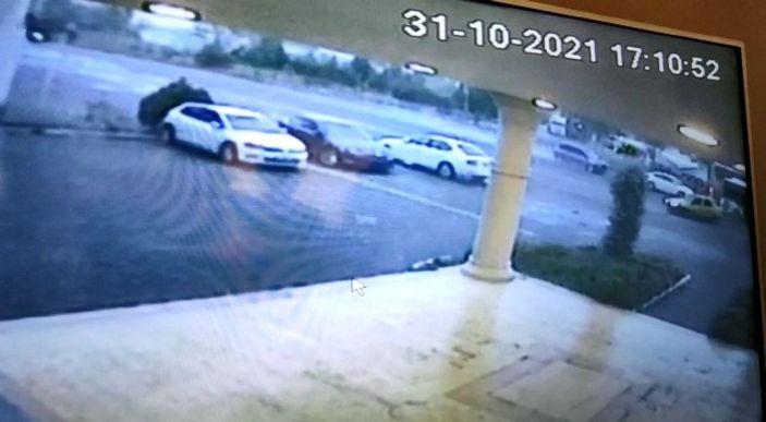 Otomobil, kırmızı ışıkta bekleyen araca çarptı; kaza kamerada -1