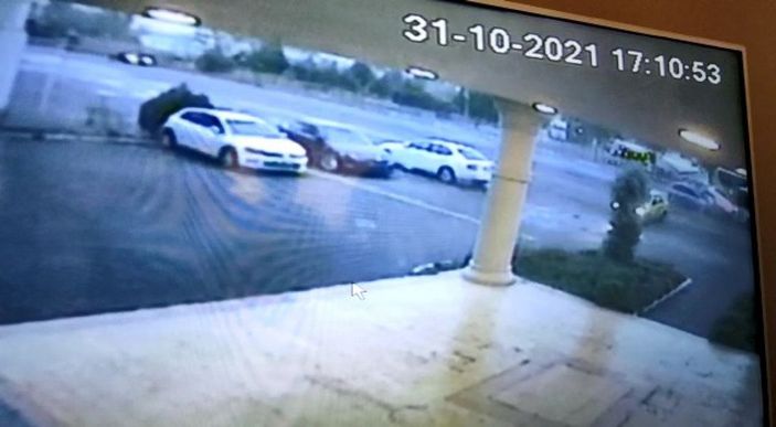 d Otomobil, kırmızı ışıkta bekleyen araca çarptı; kaza kamerada -4