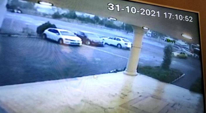 Otomobil, kırmızı ışıkta bekleyen araca çarptı; kaza kamerada -2