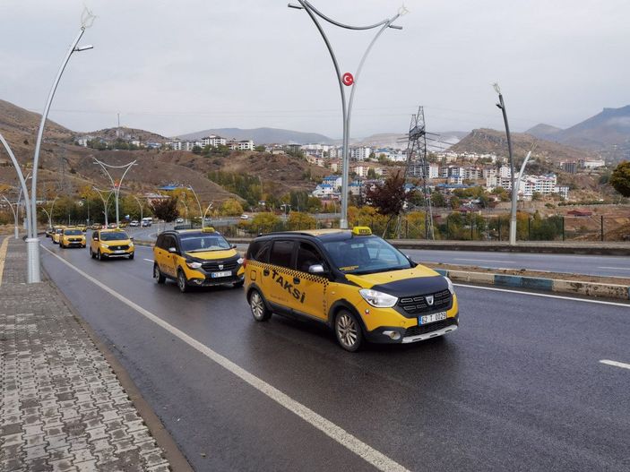 Tunceli'de taksicilerden konvoylu 'akaryakıta zam' eylemi -1