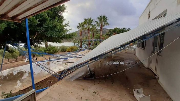 Silifke'de fırtınayla birlikte çıkan hortum tekneleri batırdı, çatıları uçurdu -1