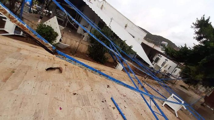 Silifke'de fırtınayla birlikte çıkan hortum tekneleri batırdı, çatıları uçurdu -2