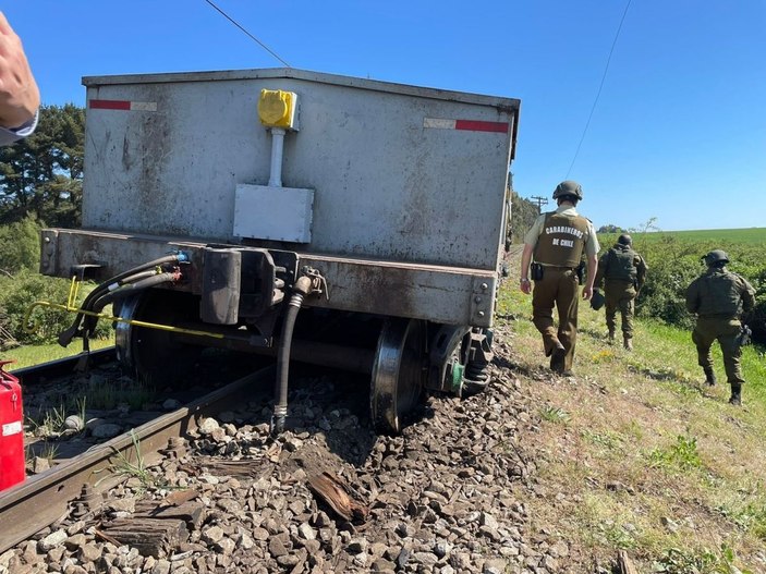 Şili’de yük treni raydan çıktı, trenin vagonları ateşe verildi -1