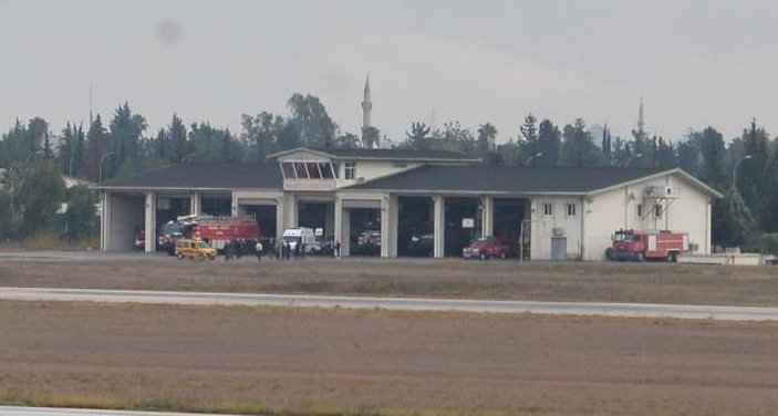 Adana Havalimanı'nda piste inen uçağın önüne çıkan kaçak göçmenler, sınır dışı ediliyor -8